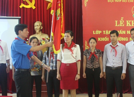 Đồng chí Nguyễn Mạnh Tuấn – Phó bí thư Tỉnh Đoàn, chủ tịch Hội đồng Đội tỉnh Vĩnh Phúc trao cờ Chỉ huy Đội cho Ban chỉ huy Liên Đội lớp tập huấn.
